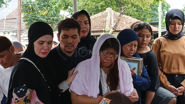 Tangis Keluarga Indra Bekti Pecah Saat Antar Jenazah Ibu ke Peristirahatan Terakhir