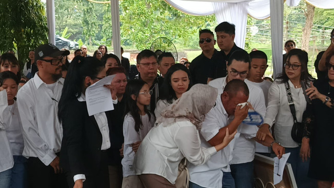 Tangis Keluarga Pecah, Istri ke-7 Soekarno Yurike Sanger Dimakamkan di Tanah Kusir