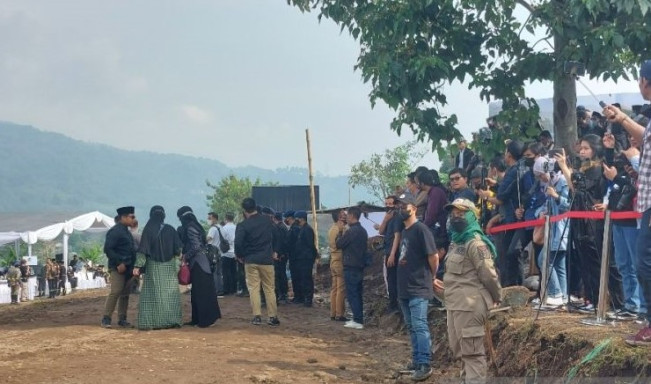 Lapangan Bola Dijadikan Tempat Parkir Pelayat Jenazah Eril