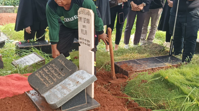 Jenazah ibunda Mita The Virgin dimakamkan di TPU Tanah Kusir, Jakarta Selatan, Sabtu (28/6/2025). [Foto: FTNews.co.id/Selvianus Kopong Basar]