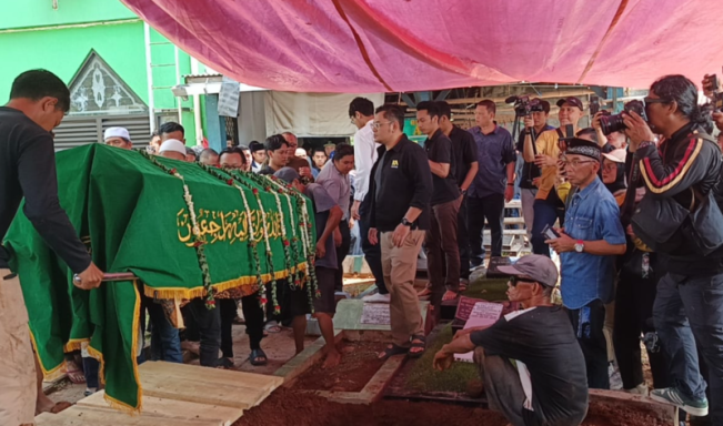 Pemakaman Puput Novel Diiringi Isak Tangis, Ibunda Berurai Air Mata