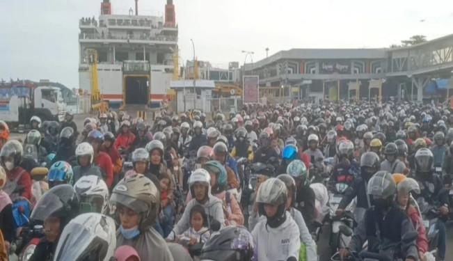 Arus Balik: Penampakan Ribuan Pemudik Motor Menumpuk di Pelabuhan Bakauheni H+4 Lebaran