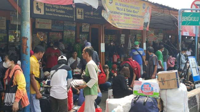 H-8 Lebaran, Pemudik Mulai Padati Terminal Kalideres