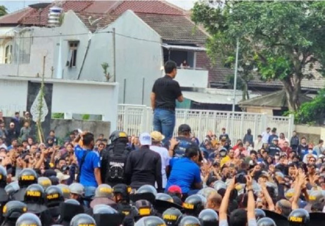Ricuh di Luar Stadion Akibatkan Laga PSIS vs Persis Terhenti