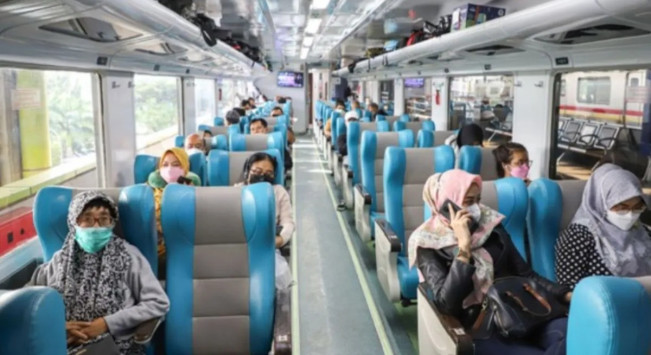 Penumpang kereta api. [Dok. PT KAI Daop 1 Jakarta]