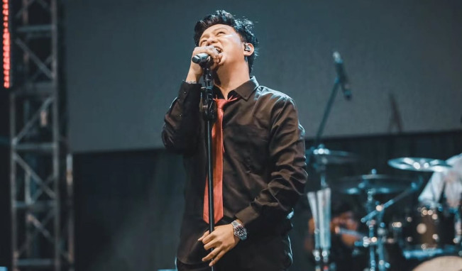 Penampilan Denny Caknan di panggung. [Instagram @denny_caknan]