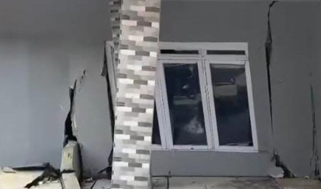 Sebuah rumah di Cianjur, Jawa Barat, rusak akibat pergerakan tanah. [Instagram]