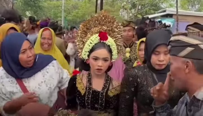 Momen jalannya prosesi pernikahan dini yang viral di Lombok. [Instagram]