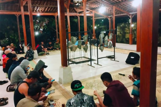 Persiapan "Batu Breksi Bernyanyi" yang melibatkan para pegawai objek wisata Tebing Breksi, Yogyakarta (foto: panitia)