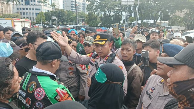 Polisi akan bubarkan massa sesuai ketentuan (20/5) [Foto:Selvianus Kopong Basar]