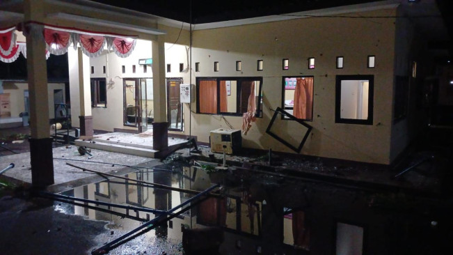 3 Fakta Polsek Kayangan Diserang dan Dirusak Massa Serta Sejumlah Motor Dibakar