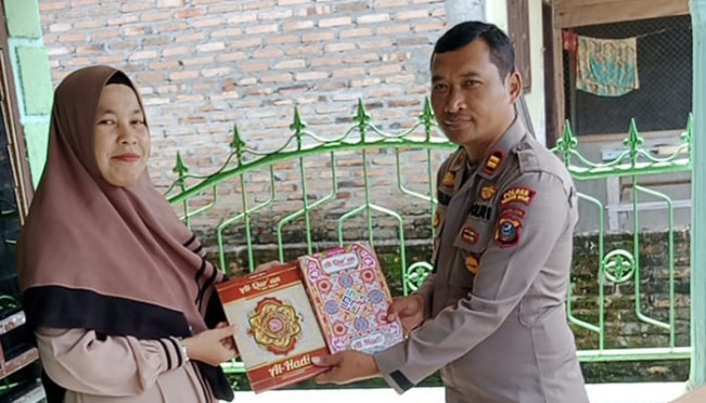 Polsek Teluk Nibung Berikan 50 Al-Quran ke TPA Baiturahman