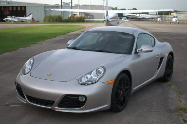 Ini Spesifikasi Porsche Cayman 2011 yang Tabrak Truk