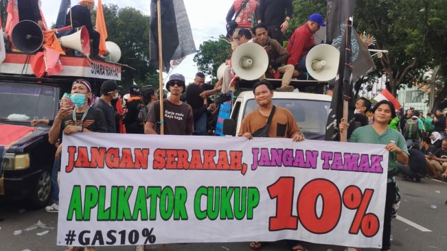 Poster nyeleneh di demo Ojol (20/5) [Foto:Selvianus Kopong Basar]