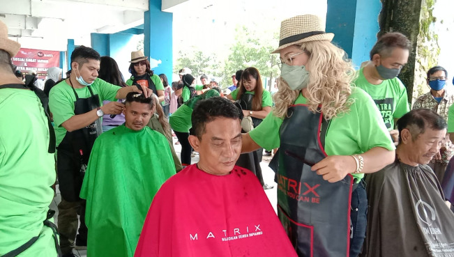 Sobat Jarwo Gelar Baksos di Rusunawa Pulogebang, Kegiatannya Potong Rambut Gratis