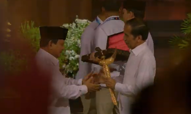 Momen Prabowo Hadiahkan Keris kepada Jokowi, Bukti Persahabatan