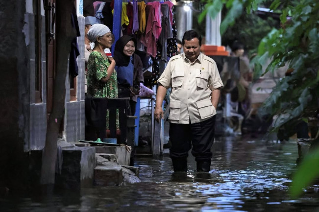Momen Presiden Prabowo Tinjau Langsung dan Buka Puasa Bareng Warga Terdampak Banjir di Bekasi