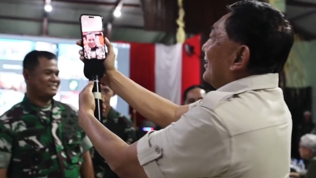 Momen Prabowo Video Call Sapa Prajurit di Papua Saat Malam Tahun Baru: TNI Benteng Terakhir NKRI