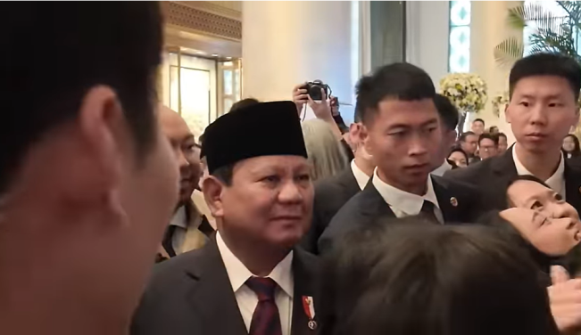 Tiba di Cina, Prabowo Subianto Disambut Ratusan WNI, Keseruannya Terekam Kamera YouTuber