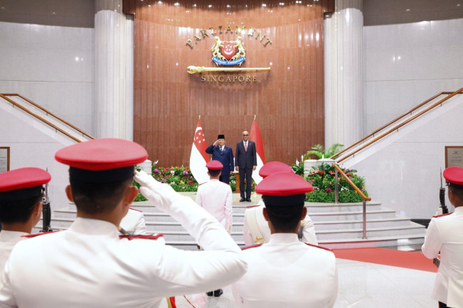 Presiden Prabowo Subianto dan Presiden Singapura Tharman Shanmugaratnam dalam upacara kenegaraan di Parliament House, Singapura, pada Senin (16/6/2025). [Foto: BPMI Setpres]