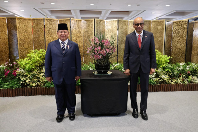 Presiden Prabowo Subianto dan Presiden Singapura Tharman Shanmugaratnam berfoto bersama bunga anggrek yang jadi simbol tradisi diplomasi Singapura, Senin (16/6/2025). [Foto: BPMI Setpres]