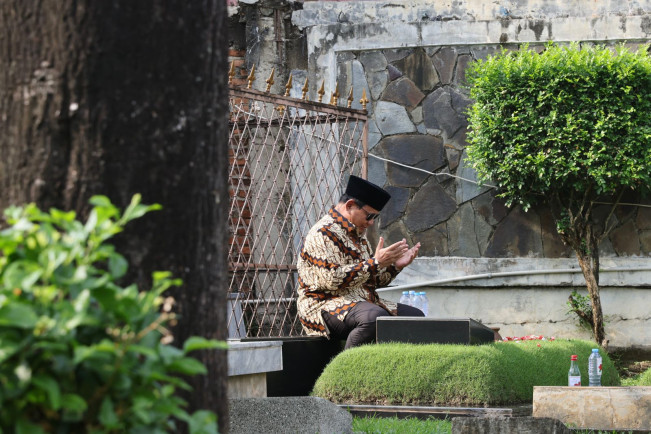 Prabowo Subianto saat ziarah ke makam ayahanda, Sumitro Djojohadikoesoemo, di TPU Karet Bivak, Jakarta Pusat, 25 April 2023. [Dok. Gerindra]