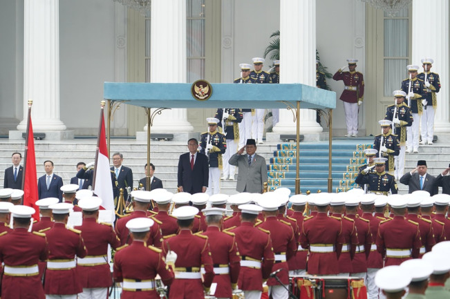 Presiden Prabowo Subianto sambut PM Li Qiang dalam Upacara Resmi Penuh Kehormatan di Istana Merdeka, Jakarta, Minggu (25/5/2025). [Dok. Setneg]