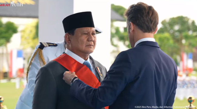  Presiden Prabowo Subianto menerima penganugerahan tanda jasa dari Pemerintah Republik Prancis. [YouTube Sekretariat Presiden]