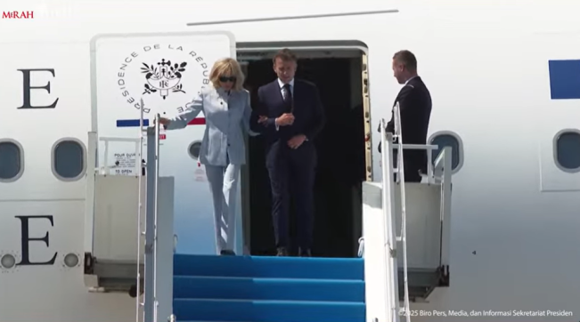 Presiden Emmanuel Macron dan Ibu Negara Brigitte Macron mendarat di Bandara YIA. [YouTube Sekretariat Presiden]