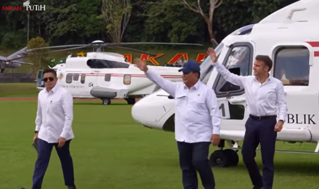 Presiden Prabowo Subianto dan Presiden Prancis Emmanuel Macron melambaikan tangan setibanya di Akmil Magelang. [YouTube Sekretariat Presiden]