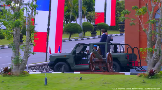 Presiden Prabowo Subianto dan Presiden Prancis Emmanuel Macron di Akmil Magelang. [YouTube Sekretariat Presiden]