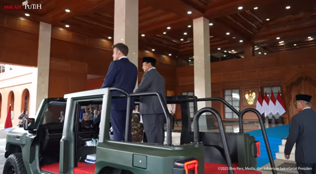 Presiden Prabowo Subianto dan Presiden Prancis Emmanuel Macron naik kendaraan Maung di Akmil Magelang. [YouTube Sekretariat Presiden]