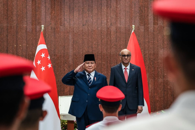 Prabowo Tunjuk-tunjuk Bahlil Jelang Terbang ke Singapura
