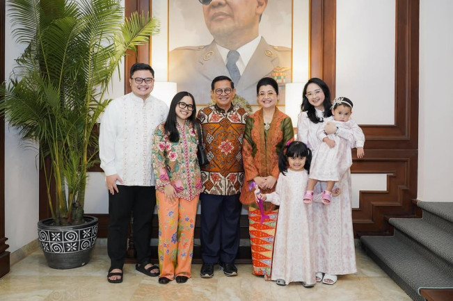 Pramono Anung bersama keluarga. [Instagram @pramonoanungw]