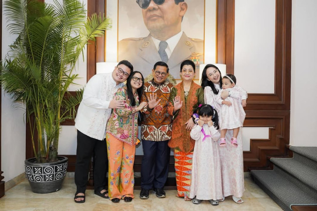 Gubernur DKI Jakarta Pramono Anung bersama keluarga. [Instagram @pramonoanungw]