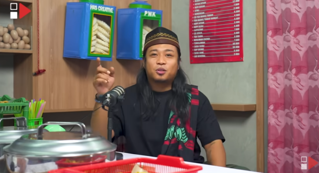 Praz Teguh saat jadi host PWK. [YouTube]