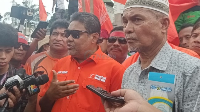 Demo Depan DPR: Presiden Buruh Tagih Janji Prabowo, Soroti Pajak Naik, dan PHK Masif