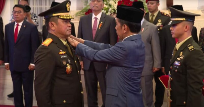 Tangis Haru Luhut Pecah di Istana, saat Peluk KSAD Maruli Simanjuntak