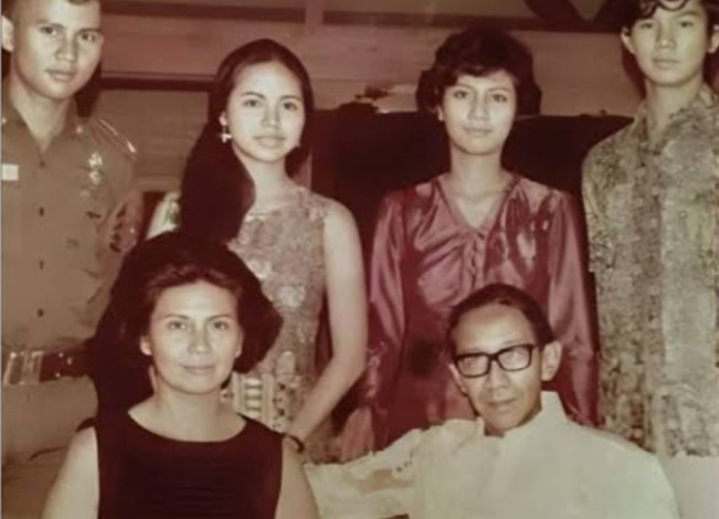 Presiden Prabowo Subianto bersama ayah, ibu, kakak dan adik. [Instagram @prabowo]