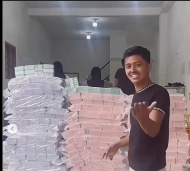 Pria Pajang Uang Baru Rp 3 Miliar di Depan Ruko, Netizen Heran Asal-Usulnya