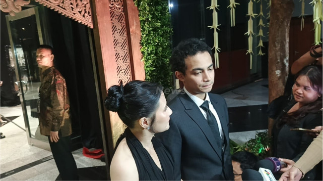 Aktris Prilly Latuconsina datang bersama sang kekasih, Omara Esteghlal, di acara Ngunduh Mantu Al Ghazali-Alyssa Daguise, Kamis (19/6/2025) malam. [Foto: FTNews.co.id/Selvianus Kopong Basar]