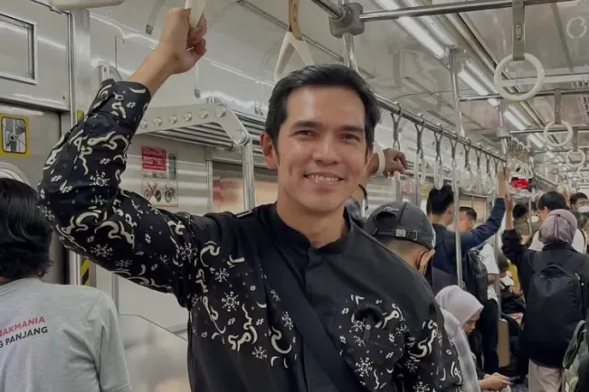 â€˜Frugal Livingâ€™, Adrian Maulana: Saya Senang Naik KRL
