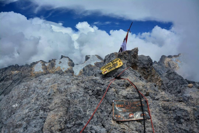 Mengenal Lebih Dekat Puncak Carstensz: Impian Pendaki di Dunia dan Salju Abadi