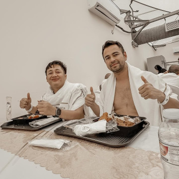 Raffi Ahmad biayai ongkos haji manajernya. [Instagram