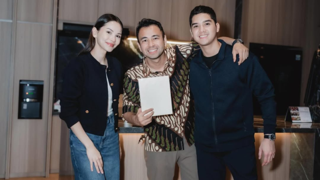 Raffi Ahmad Pamer Undangan Pernikahan dari Al Ghazali dan Alyssa Daguise