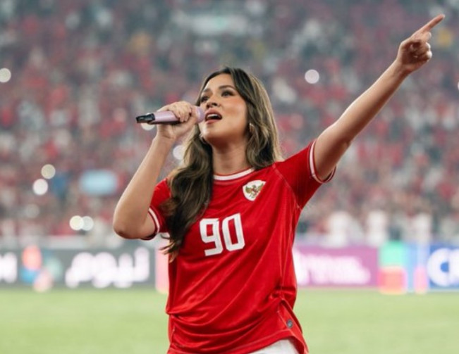 Raisa Merinding Nyanyi Bareng Suporter di Stadion Utama Gelora Bung Karno
