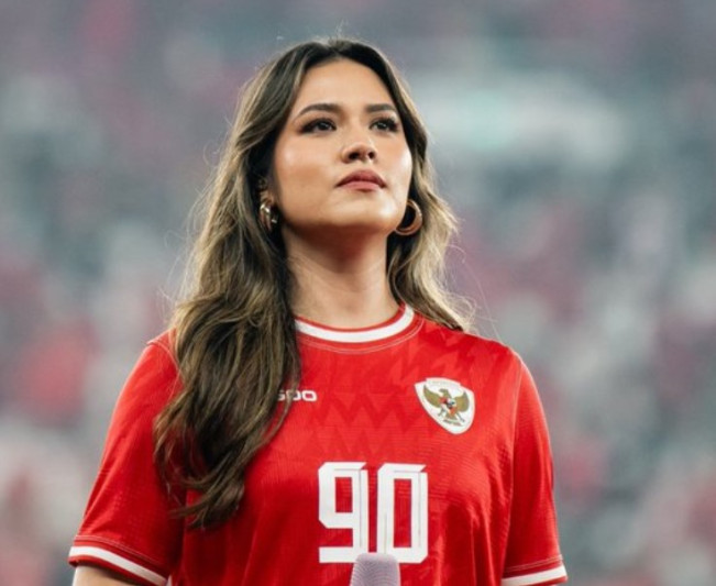 Raisa Merinding Nyanyi Bareng Suporter di Stadion Utama Gelora Bung Karno