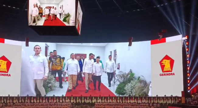 Hadiri Rapimnas Gerindra, Jokowi-Gibran Rakabuming Pakai Baju dan Celana Khas Gerindra