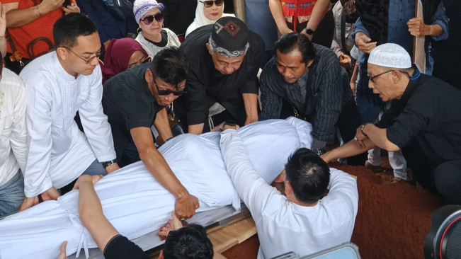 Isak Tangis Warnai Pemakaman Ray Sahetapy di TPU Tanah Kusir, Rama Peluk Erat Dewi Yull