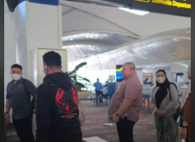 Pengacara Razman Arif Nasution Bikin Ulah Lagi, Kali Ini Serobot Antrean Boarding Pass di Bandara Kualanamu, Viral di Media Sosial